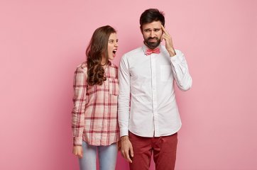 Почему он смотрит на других?